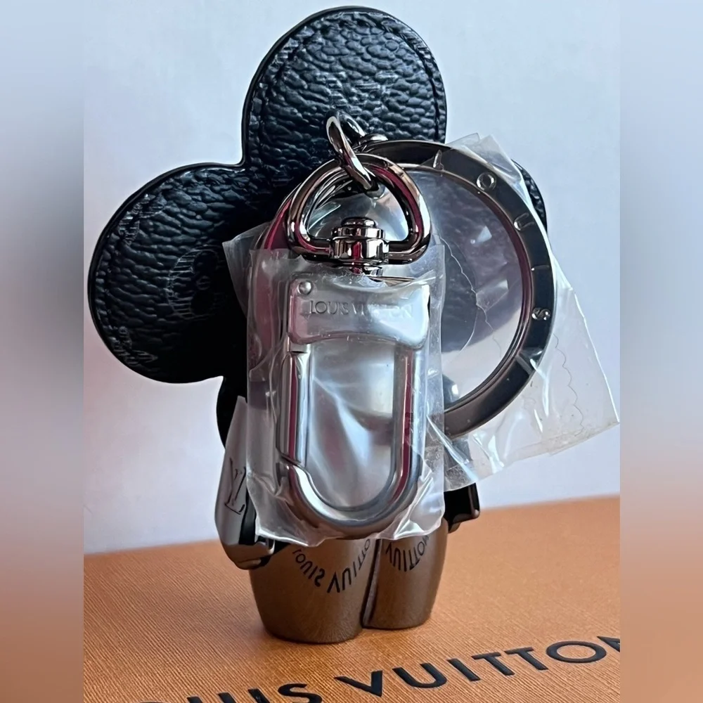 LOUIS VUITTON Monogram Eclipse Vivienne Keychain Bag Charm Holder Spaceman Grey
